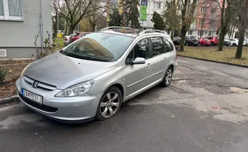 V Ružinove úraduje strážca nočného parkovania. Zle zaparkovaným autám poškriabe lak a prepichne pneumatiky