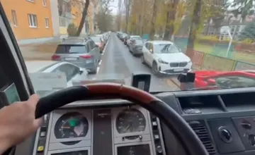 VIDEO: Zábery zo smetiarskeho auta OLO ukázali, ako parkovanie v Ružinove ohrozuje aj výjazdy záchranárov či hasičov