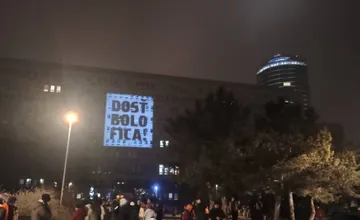 VIDEO: Ďalšia vlna protestov naprieč Slovenskom. Do ulíc vyšli tisíce ľudí, pridala sa aj maďarská Aliancia