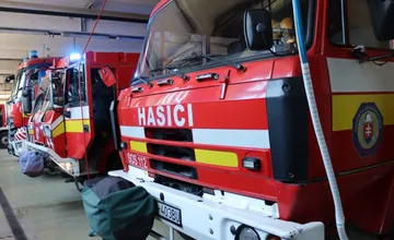 Požiar haly na recykláciu plastov v Malackách. Na mieste zasahujú hasiči