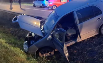 FOTO: V DevínskeJ Novej Vsi sa zrazili dve autá, jedna osoba bola v aute zakliesnená