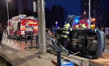 FOTO: Auto narazilo do oplotenia zastávky MHD na Karloveskej ulici v Bratislave, skončilo prevrátené na boku