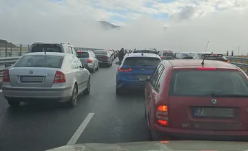 VIDEO: Ľudia stáli k tunelu Višňové v hodinových kolónach, úsekom sa na korčuliach previezol aj Fico