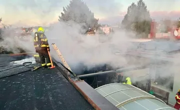 FOTO: Hasiči zo Stupavy hasili požiar rodinného domu, no celý ho zachrániť nedokázali