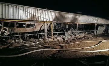 FOTO: Pri Pezinku horela hospodárska budova s ošípanými, na mieste zasahovalo desiatky hasičov