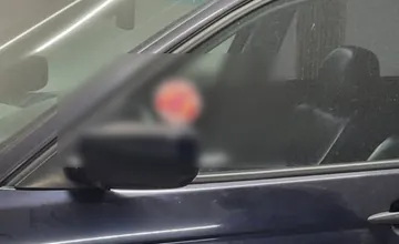 Bratislavčania lepia na zle zaparkované autá vulgárne nálepky. Ak chcete byť hviezdou sociálnych sietí, parkujte takto