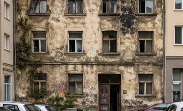 Majiteľ plesnivého domu na Záhradníckej ulici necháva nájomcov žiť v neľudských podmienkach a čaká, kým odídu sami