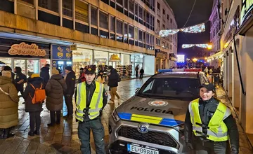 Deviati v aute, opitý šofér a auto v priekope. Bratislavskí policajti mali rušný Silvester s bitkami aj samovrahom