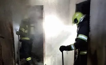 V Dúbravke horela pivnica rodinného domu, jedného obyvateľa odniesli záchranári