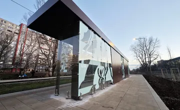 Maľby na nových zastávkach petržalskej trate rozprávajú príbehy sídliska a nadväzujú na históriu miestnych panelákov