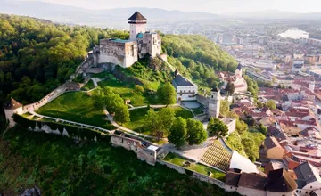 FOTO: Trenčín sa dostane do rúk ľudí po celej eurozóne, Národná banka Slovenska totiž vydáva unikátnu dvojeurovú mincu
