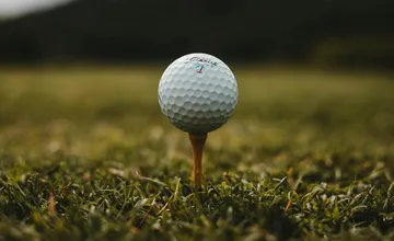 Obyvateľ Prievozu cvičí golf na záhrade, nahnevaných susedov ohrozujú lietajúce loptičky