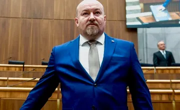 Služobné auto ministra Huliaka havarovalo, spolu s vodičom vyviazol bez zranení