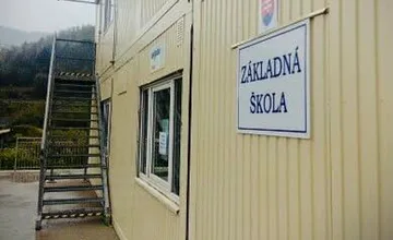 Deti v Bernolákove sa budú prechodne učiť v kontajneroch, čo na to hovoria ich rodičia?