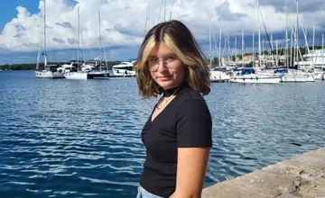 Len 16-ročná Natálka, ktorú vlani zrazil vlak pri Malackách, stále bojuje o život v bdelej kóme, rodina prosí o pomoc