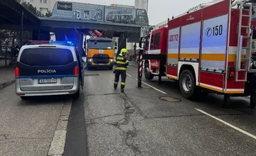 V Rači uviazol nákladiak, cesta je neprejazdná a vodičov odkláňajú po iných trasách