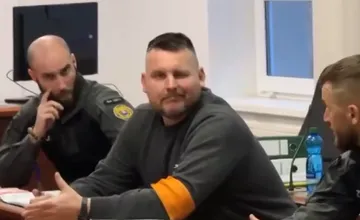 Na súde s Danielom Bombicom sa jeho priaznivci pred budovou rozčuľovali, chceli sa dostať dnu