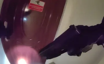 VIDEO: Bratislavskí policajti hľadali zlodejov v budove ma Prievozskej s vytiahnutými zbraňami