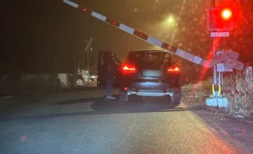 Muž sa pokúšal prejsť priecestie vo Vrakuni, aj keď už svietila červená. Ľudia nenechali nitku suchú ani na fotografovi