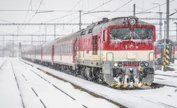 Rýchliky v Bratislave sa ocitli na jednej koľaji, rušňovodič asi prešiel návestidlo Stoj, vlak tak meškal dlhé hodiny