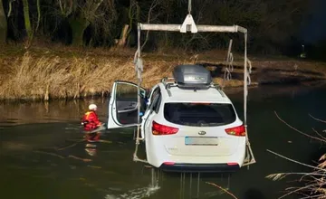Bizarný zásah hasičov v Novej Dedinke. Z miestneho potoka vytiahli auto