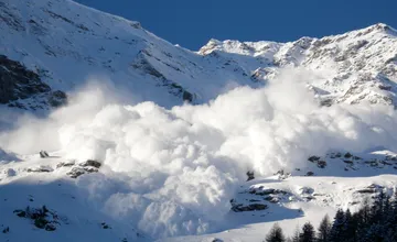 Lavína v Alpách zasiahla aj skupinu slovenských lyžiarov, zahynul 53-ročný muž, ďalší je zranený