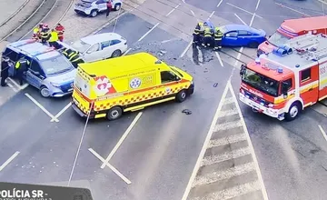 V strede Trnavského mýta sa zrazili dve autá, dopravu riadia policajti