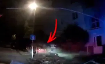 VIDEO: Muž s tromi zákazmi šoférovania unikal v Bratislave pred policajtmi, po havárii utekal aj po vlastných