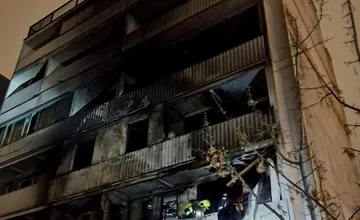 VIDEO: Nočný požiar v Bratislave zobudil celú štvrť, 20 rodín muselo hodiny stáť v zime, mnohí sa nestihli ani obliecť 