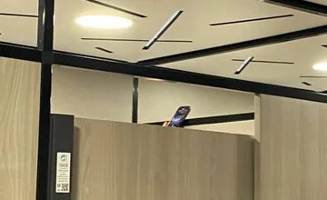 Šokovanú Bratislavčanku si niekto v prezliekacej kabínke v lamačskom Tescu natáčal na mobil, pomoci sa nedočkala