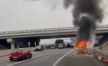 VIDEO: Na ceste pri Ivanke pri Dunaji horí auto. Vozidlo sa vznietilo z neznámych príčin