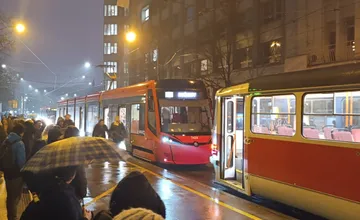Na Trnavskom mýte zastavili premávku električiek, u jedného z cestujúcich nastali vážne zdravotné problémy