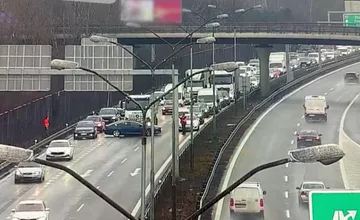 Nehoda na bratislavskej diaľnici D1 v smere na Prístavný most úplne zablokovala všetky jazdné pruhy