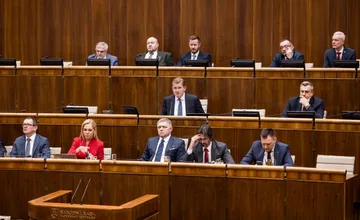 Hádka v parlamente: Mečiarovi nesiahate ani po členky, odkázal Bartek Mikloškovi. Parlament ukončil rozpravu predčasne