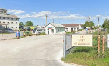 Smrdí v Moste pri Bratislave družstvo? Soňa sa tam chce presťahovať, obyvateľov sa pýta, ako sa im v obci žije