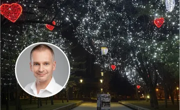 Chren sa pochválil valentínskou výzdobou v parku Hlinku, obyvatelia však pripomnajú rozkopané cesty aj šetrenie