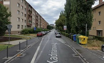 Parkovali tam roky bez problémov. Dnes padajú pokuty jedna za druhou, obyvatelia Rače hovoria o pasci