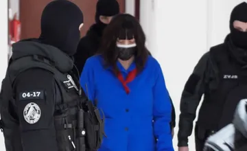 Alena Zsuzsová má nekrózu bedrového kĺbu. Na súde v Pezinku tvrdila, že pri každom zlom kroku hrozí, že jej odpadne noha