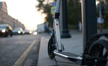 Po Biskupiciach jazdia dievčatá na elektrokolobežkách a rozhadzujú konfety. Psíčkari posielajú odkaz ich rodičom