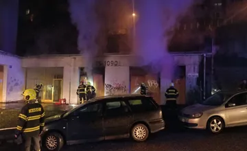 VIDEO: Večerný požiar v Karlovke ponechal desiatky domov bez elektriny, hasiči a elektrikári pracovali dlho do noci