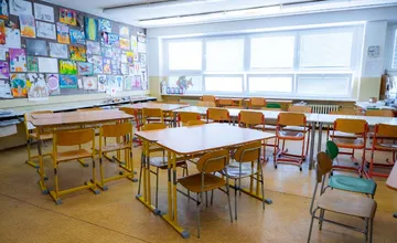 Učiteľ petržalskej školy mal urážať deti a vyšetrovať ich v kabinete. On považuje výpovede matiek za pomstu