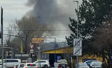 V Rači horí chatka. Hasiči museli zachraňovať aj susedov majetok