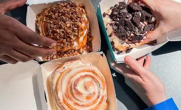 V známom bratislavskom nákupnom centre otvorili prvú predajňu obľúbenej siete so škoricovými hniezdami Cinnabon