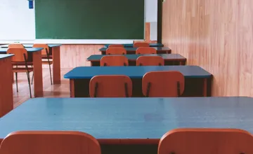 Spor okolo šikany zo strany petržalského učiteľa pokračuje. Niektorí rodičia sa ho zastávajú a špekulujú o možnej pomste