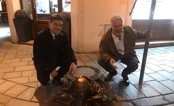 Cudzinci v Bratislave odporúčajú Bratislavčanom definitívne zmeniť jeden zo symbolov mesta, čo im prekáža na Čumilovi?