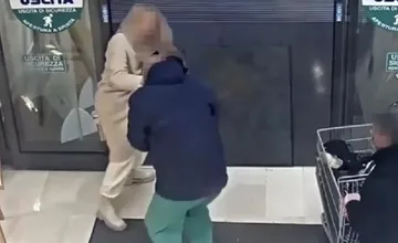 VIDEO: Šok v talianskom supermarkete. Muž chcel vytrhnúť malú dcérku z rúk mamy, zlomil jej stehennú kosť
