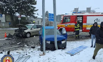 Hrozivá nehoda v obci Tomášov. Pri čelnej zrážke dvoch šoférov zasahovali aj hasiči