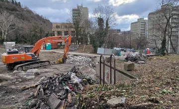 Bratislavčania smútia za kúpaliskom na Žižkovej. Bazén, v ktorom sa nikto nekúpal, odchádza do histórie