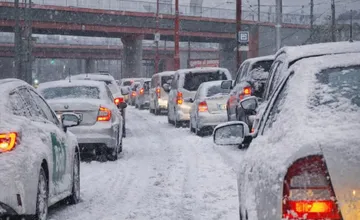 Bratislavské cesty sú pod nánosmi snehu nebezpečné. V meste aj na diaľniciach sú nehody a kolóny