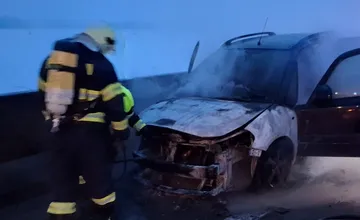 FOTO: Pri štvrtkových požiaroch na diaľniciach D2 a D1 zhorel náves aj osobné auto
